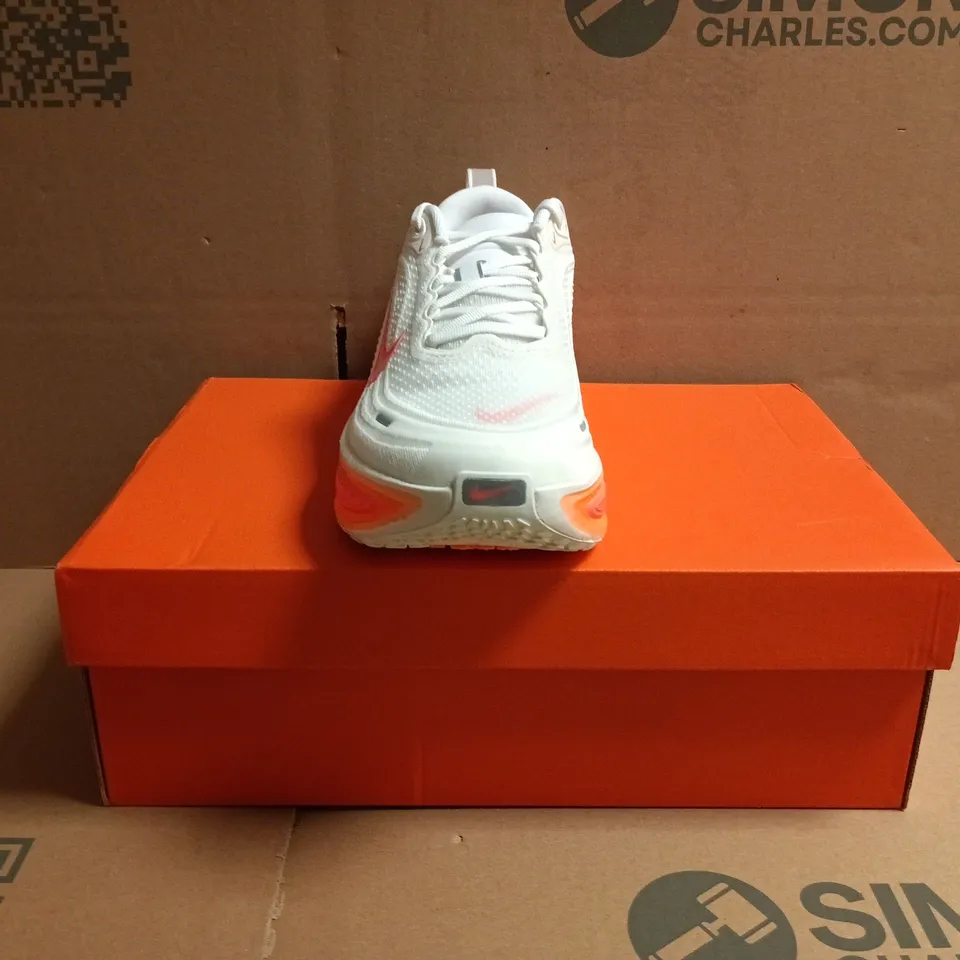 BOXED PAIR OF NIKE WOMEN'S VOMERO PLUS TRAINERS IN SAIL/HOT LAVA/WHITE SIZE UK 6