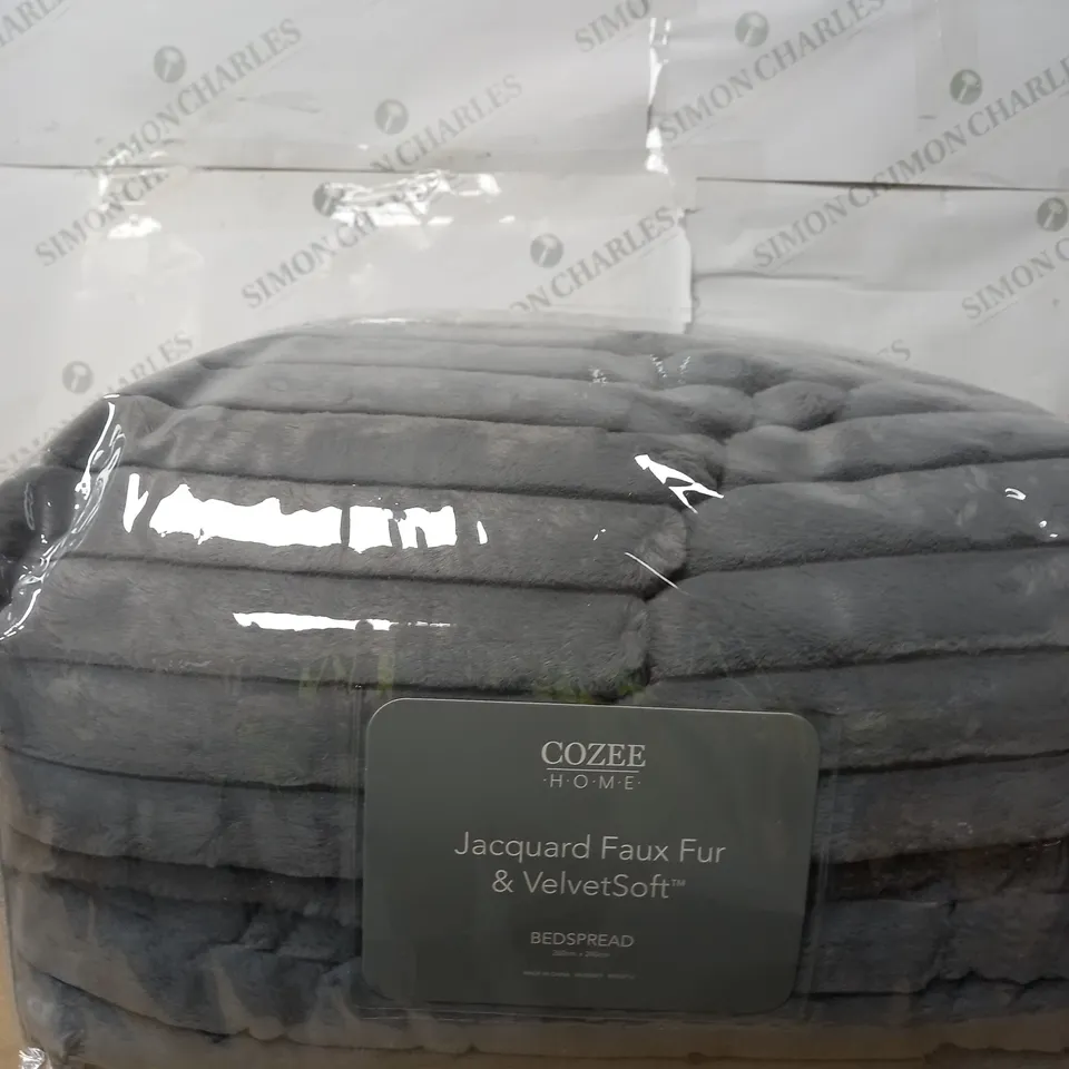 OUTLET COZEE HOME JACQUARD STRIPE GRACE FAUX FUR BEDSPREAD