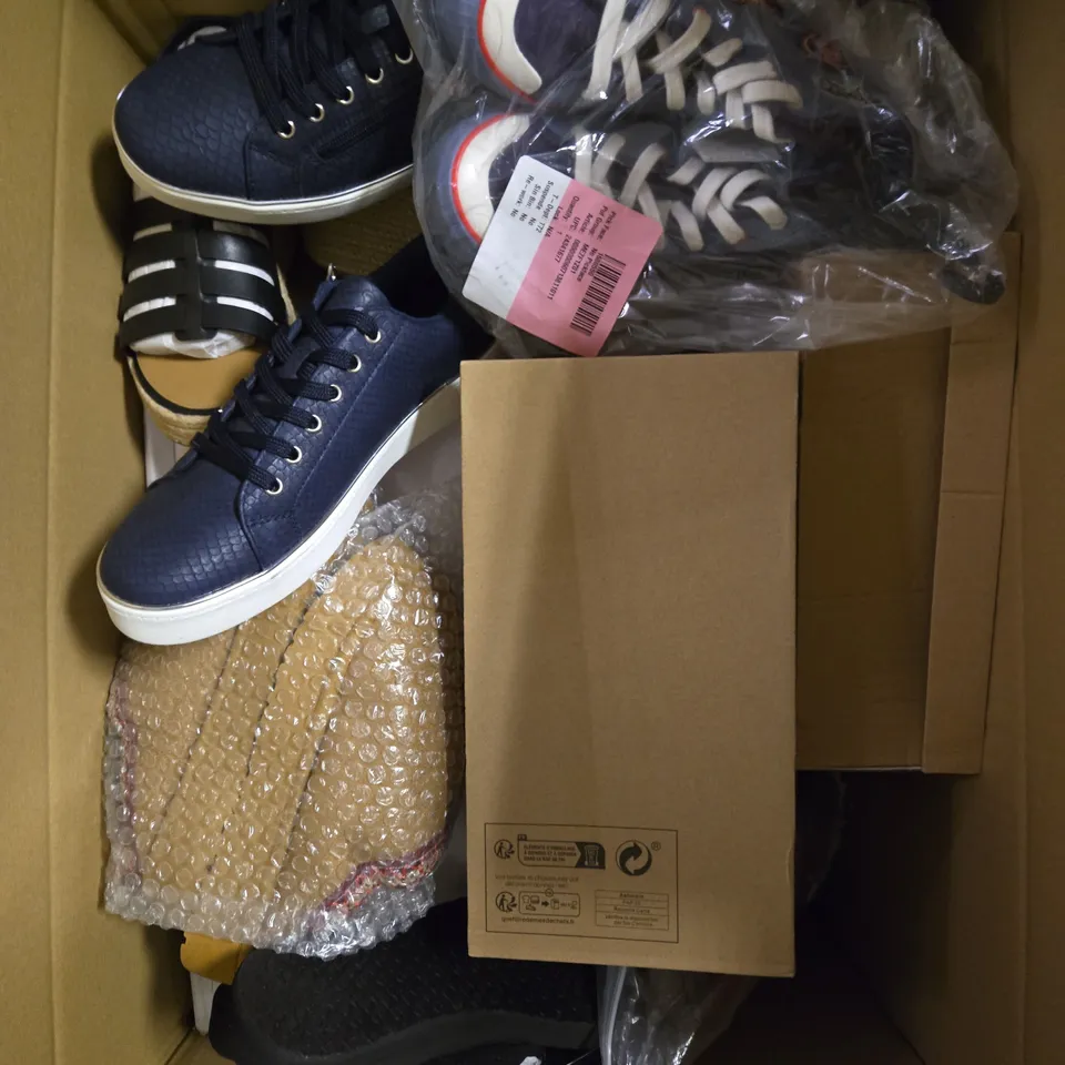 APPROXIMATELY 15 PAIRS OF ASSORTED SHOES TO INCLUDE - BOOTS - SLIPPERS - TRAINERS ETC