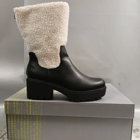 BOXED PAIR OF KOI TEXEL SHEARLING SWITCH BOOTS IN BLACK SIZE UK 10