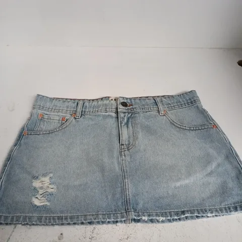 MOTEL DENIM DISTRESSED MINI SKIRT – BLUE BLEACH, SIZE M