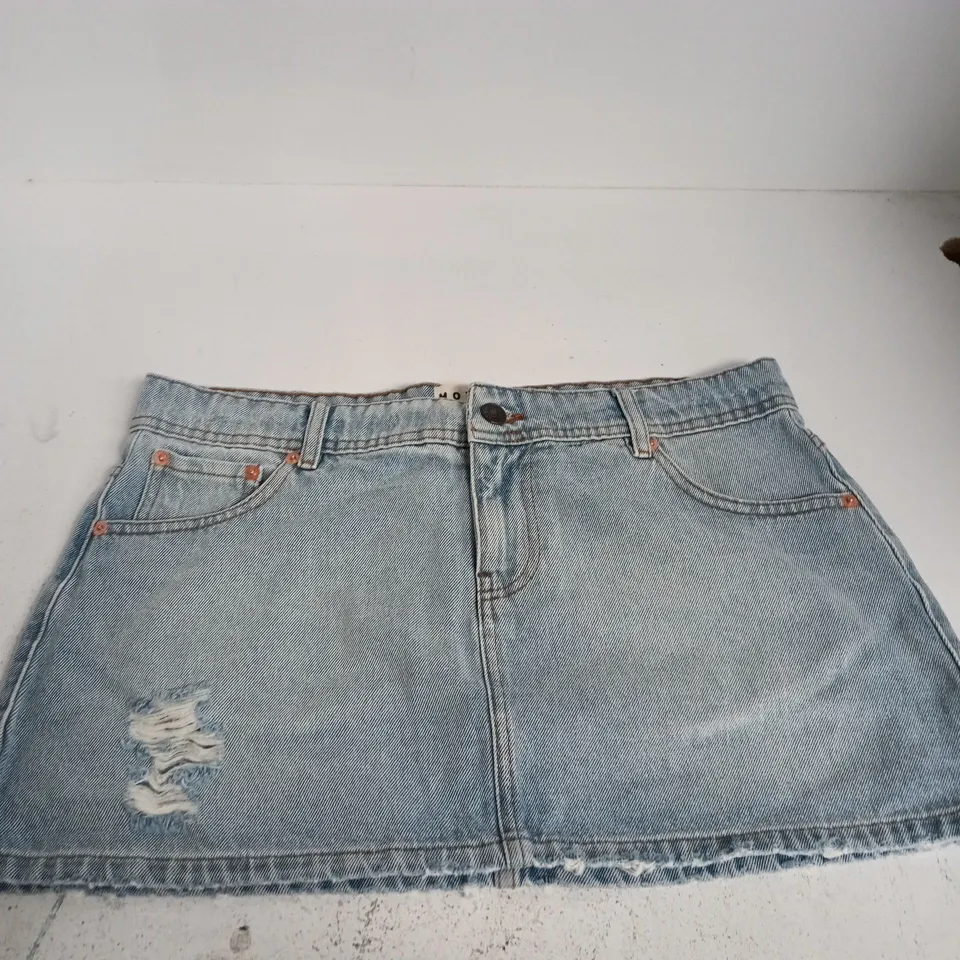 MOTEL DENIM DISTRESSED MINI SKIRT – BLUE BLEACH, SIZE M