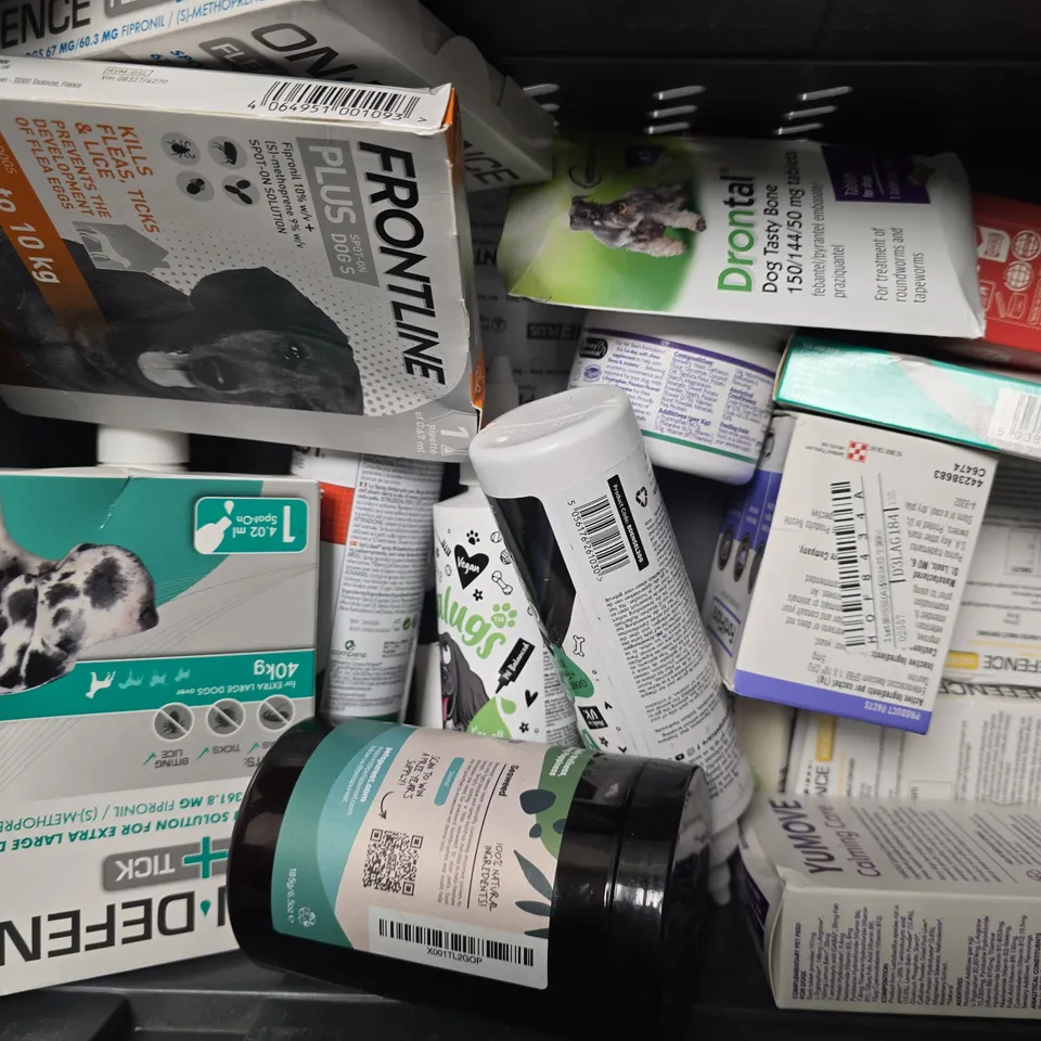 TOTE OF APPROXIMATELY 10 ASSORTED PET ITEMS TO INCLUDE - CALMING TREATS , PLAQUE OFF POWDER , ON DEFENCE FLEA + TICK ETC