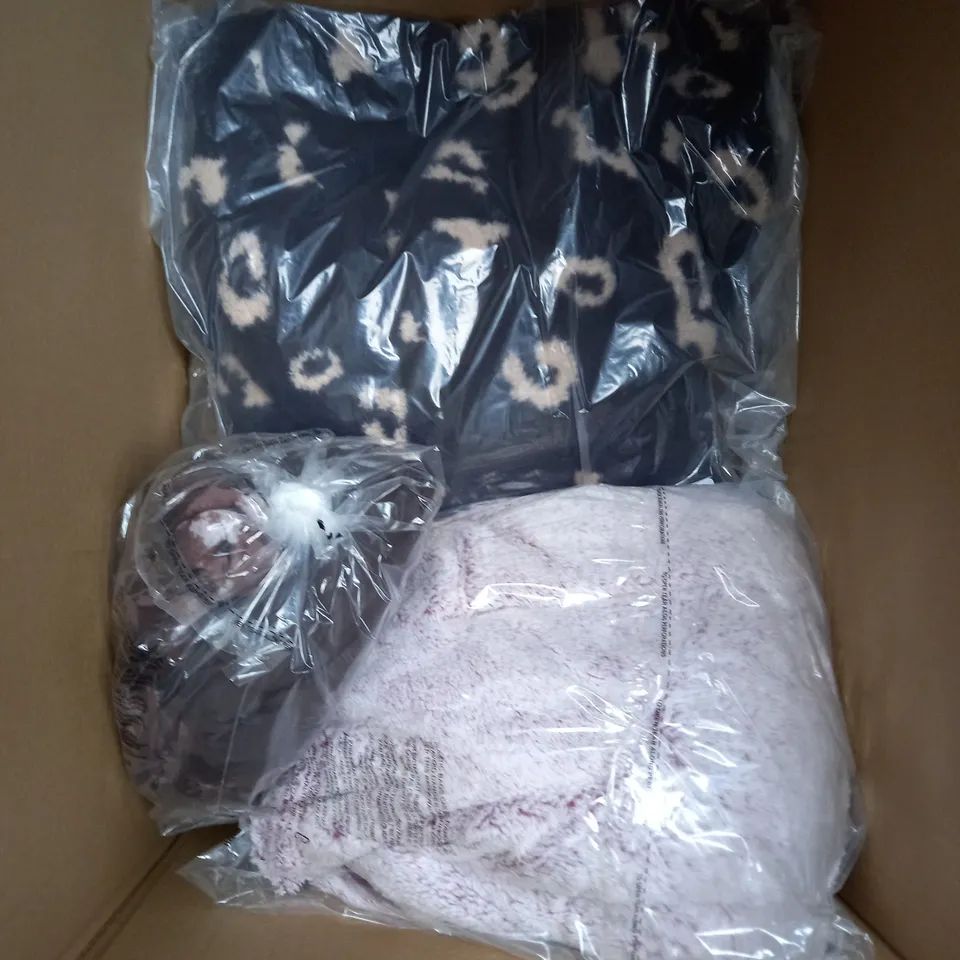 BOX OF APPROXIMATELY 10 ASSORTED CLOTHING ITEMS TO INCLUDE LOUNGE SET, CARDIGAN, TROUSERS ETC