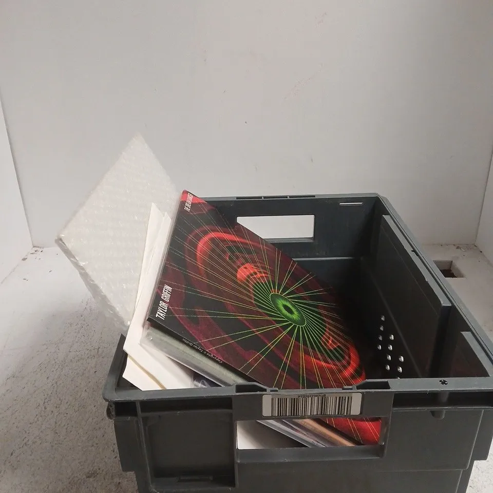 TOTE OF APPROXIMATELY 8 ASSORTED VINYLS TO INCLUDE SOFT CELL, THE DISTRICTS, CONGO NATTY, TAYLOR GRIFFIN ETC