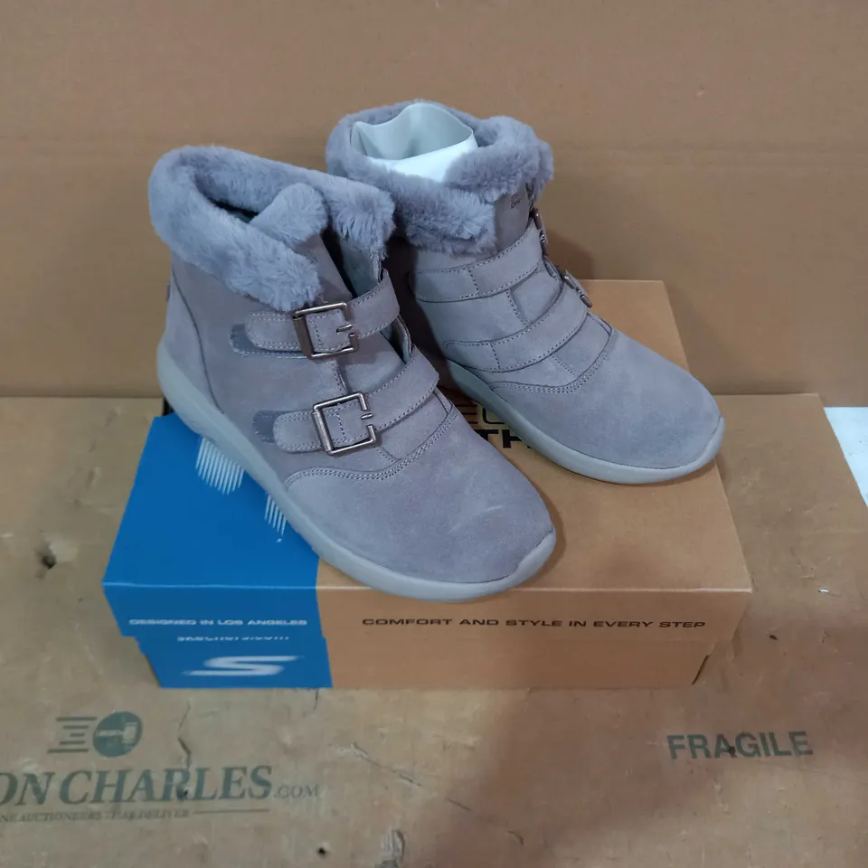 BOXED PAIR OF SKECHERS - SIZE 7