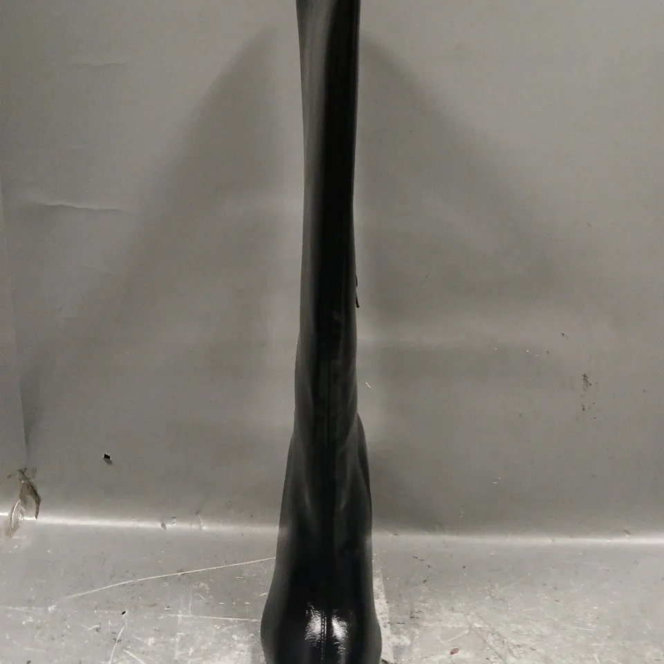 BOXED PAIR OF PRETTY LITTLE THING POINTED TOE STILETTO HEEL KNEE-HIGH BOOTS IN BLACK SIZE UK 7