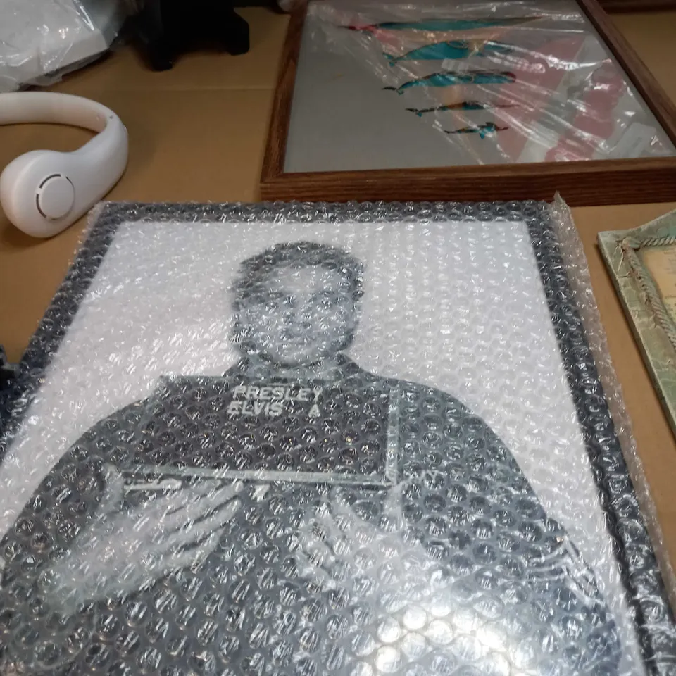 LARGE BOX OF APPROXIMATELY 15 ASSORTED HOUSEHOLD ITEMS TO INCLUDE: TENNIS RACKET, OVEN TRAY, WALL ART/FRAMED PICTURES