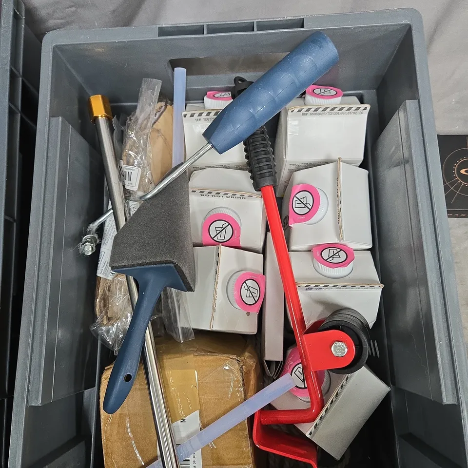 A TOTE OF ASSORTED ITEMS TO INCLUDE ASSORTED HAND TOOLS WITH TWO OAKLEY BOXES – SPORTING GOODS