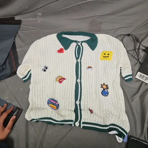  KNIT CARDIGAN SWEATER WITH PATCH EMBROIDERY – WHITE WITH GREEN TRIM