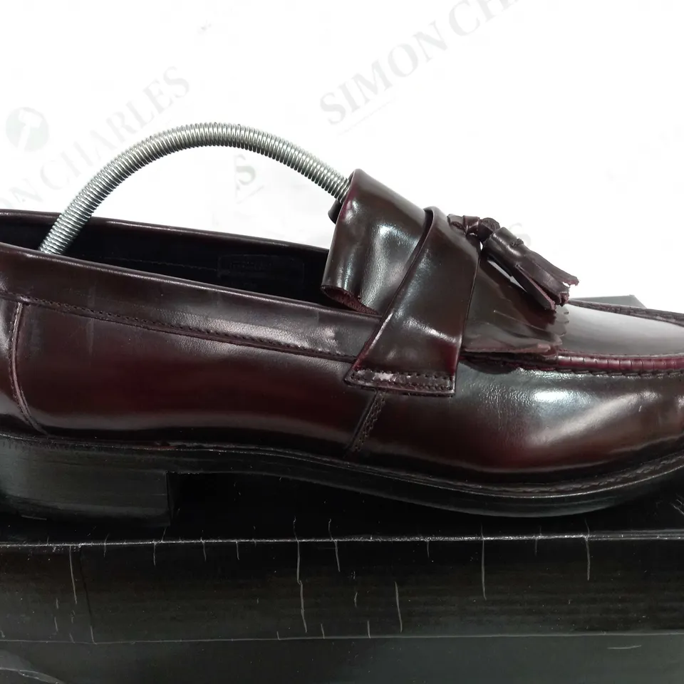 BOXED PAIR OF SAMUEL WINDSOR HANDMADE BV83 SLIP ON SHOES - BROWN - SIZE 9