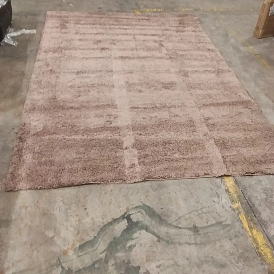 STILLAGE OF DESIGNER RUGS APPROXIMATELY 16 RUGS MEDIUM / LARGE