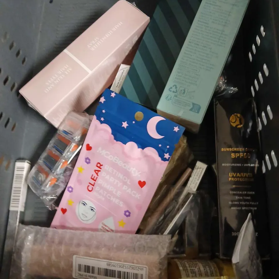 APPROXIMATEY 20 ASSORTED HEALTH AND BEAUTY PRODUCTS TO INCLUDE - QUASI COLLAGEN GLOW UP MASK - MILK MAKEUP KUSH LIP OIL IN COOKIE DOUGH - UKLASH VOLUME BOOST MASCARA - ETC