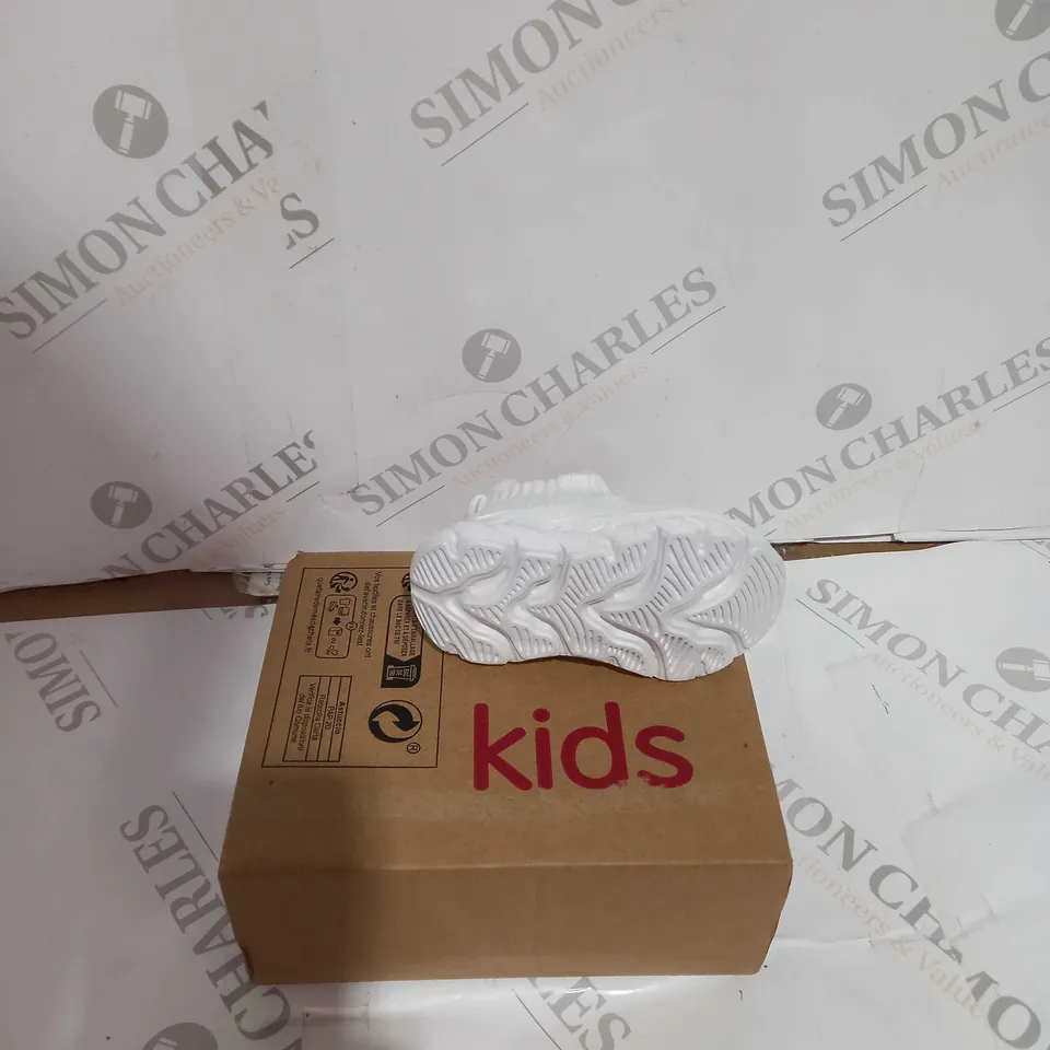 BOXED PAIR OF CHILDRENS WHITE LACELESS TRAINERS - UNKOWN SIZE 
