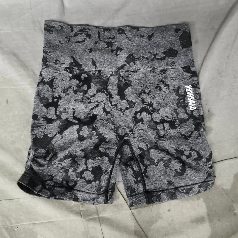 GYMSHARK ADAPT CAMO SEAMLESS SHORTS IN ASPHALT GREY/BLACK SIZE MEDIUM