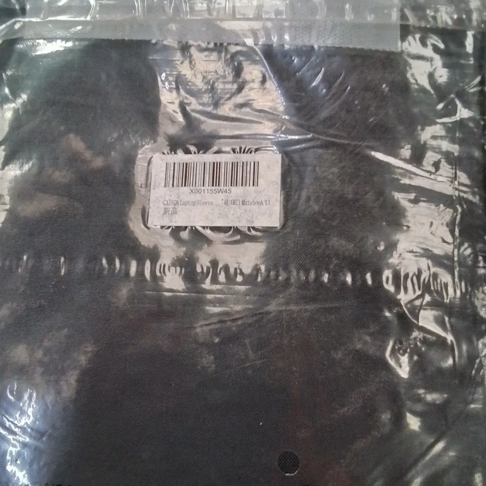 PALLET CONTAINING A LARGE QUANTITY OF CAISON LAPTOP SLEEVE BAGS