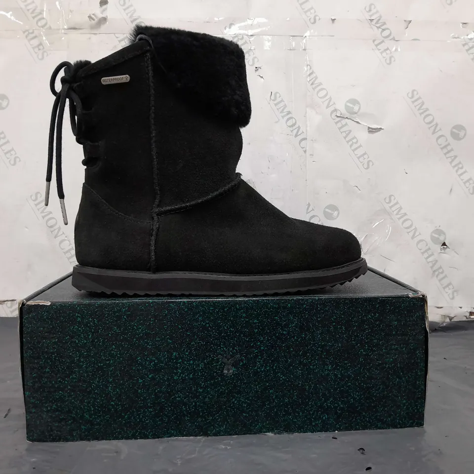 BOXED PAIR OF EMU AUSTRALIA BIRDWOOD WATERPROOF SHEEPSKIN BOOTS - BLACK, SIZE 7