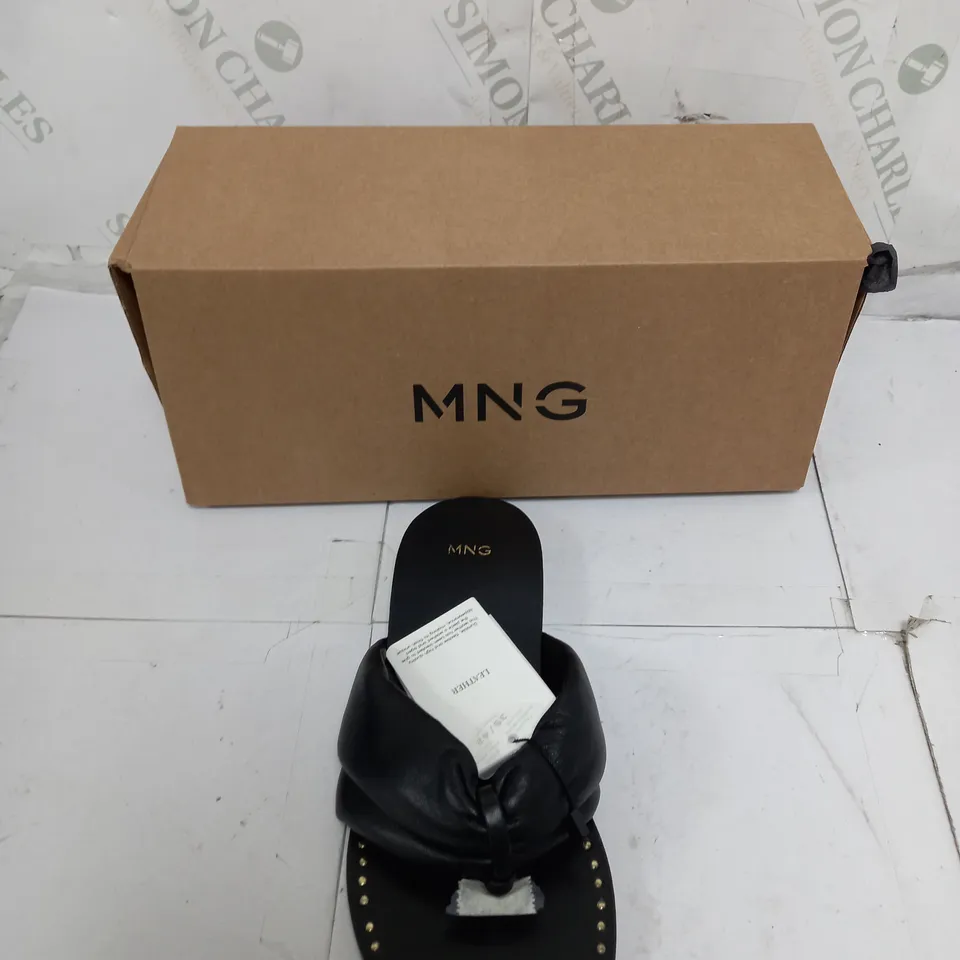 BOXED PAIR OF MNG LEATHER SANDALIA FOMY IN BLACK SIZE 36