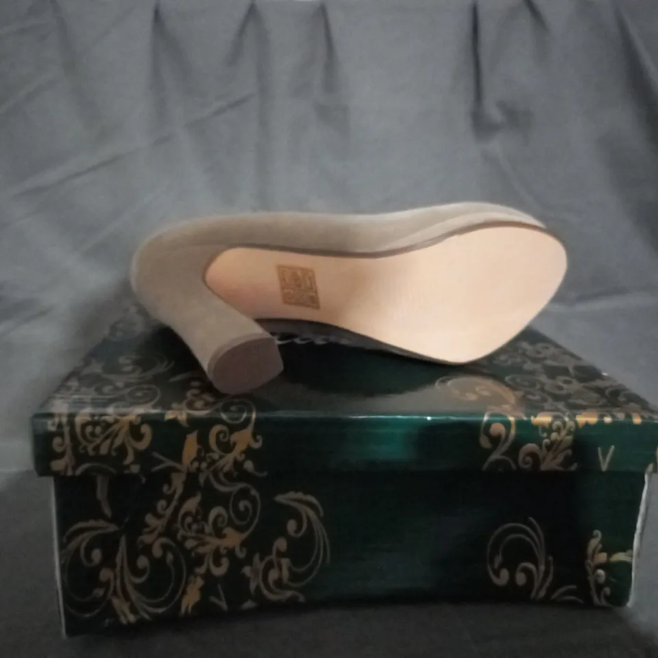 APPROXIMATELY 10 BOXED PAIRS OF CLARA'S BLOCK HEELED SHOES IN CAMEL VARIOUS SIZES TO INCLUDE SIZE 36EU 