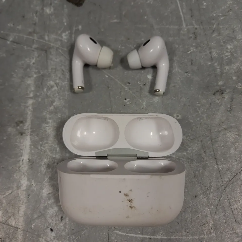 APPLE AIRPODS PRO 2ND GEN IN WHITE