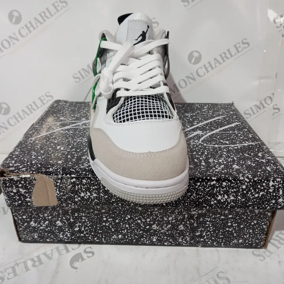 BOXED PAIR OF NIKE AIR JORDAN 4 RETRO SHOES IN WHITE/BLACK UK SIZE 10