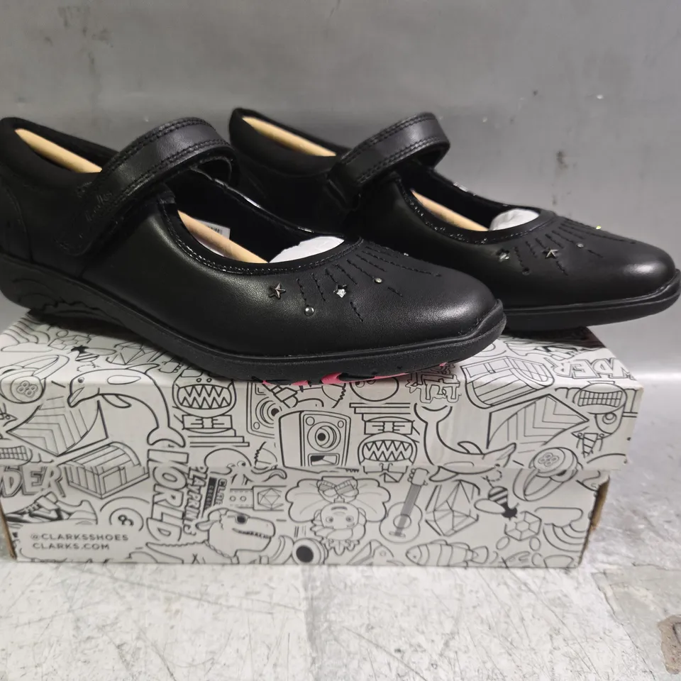 BOXED PAIR OF CLARKS RELDA WISH SHOES IN BLACK SIZE UK 2