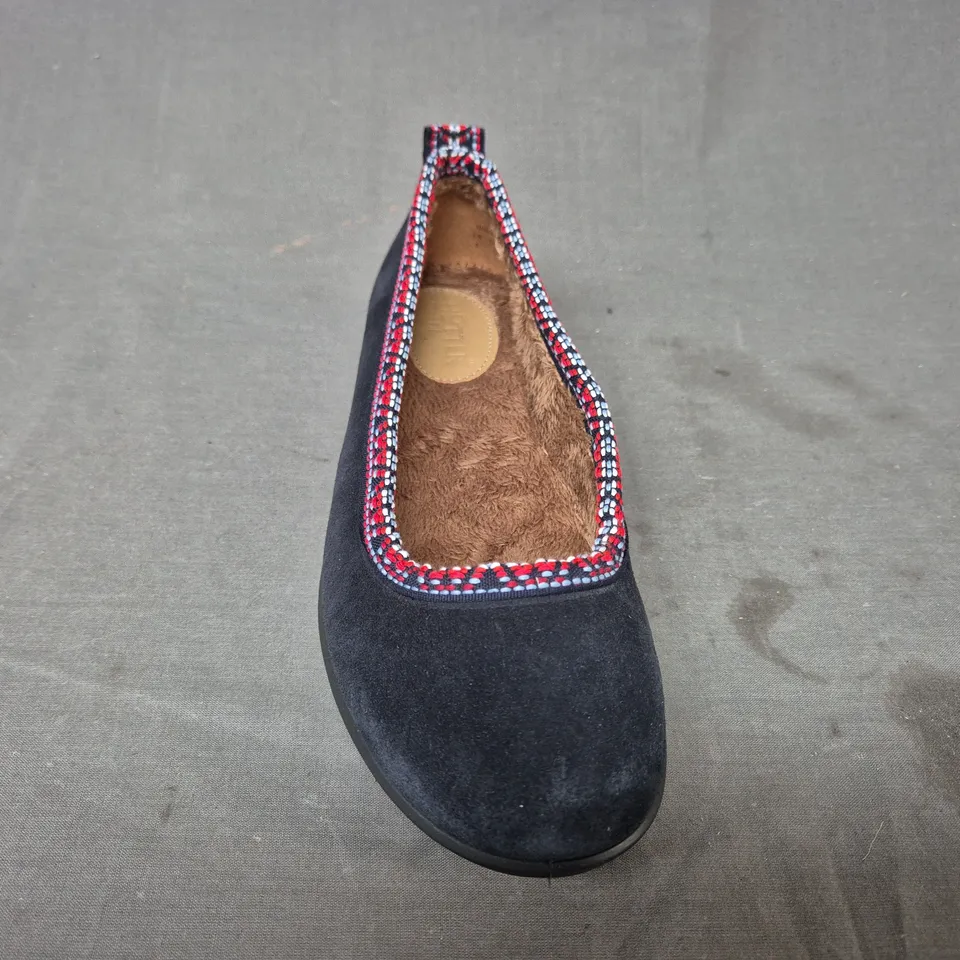 BOXED PAIR OF HOTTER SLIP-ON SHOES IN NAVY UK SIZE 5