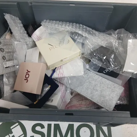 LARGE QUANTITY OF ASSORTED JEWELLERY AND ACCESSORIES