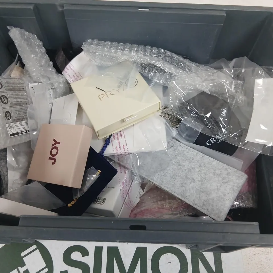 LARGE QUANTITY OF ASSORTED JEWELLERY AND ACCESSORIES