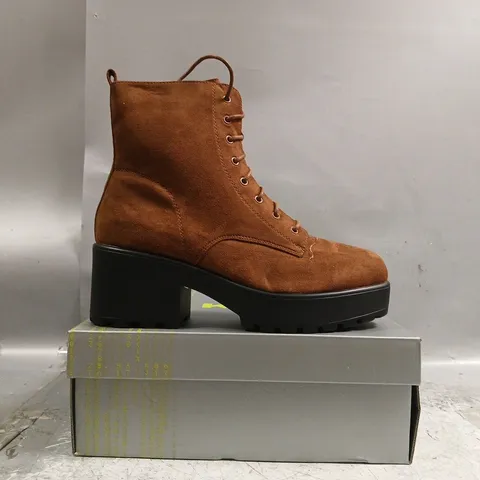 BOXED PAIR OF KOI GIN SALT BROWN SUEDE PLATFORM MILITARY BOOTS SIZE UK 10