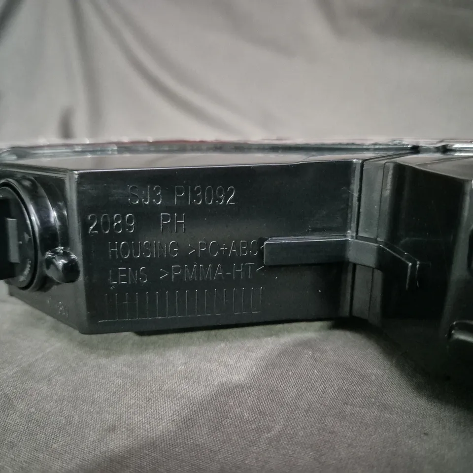 TAIL LIGHT ASSEMBLY - S13-STYLE REAR LAMP, RED LENS WITH CLEAR CENTRE FOR AUDI Q7 OR Q5