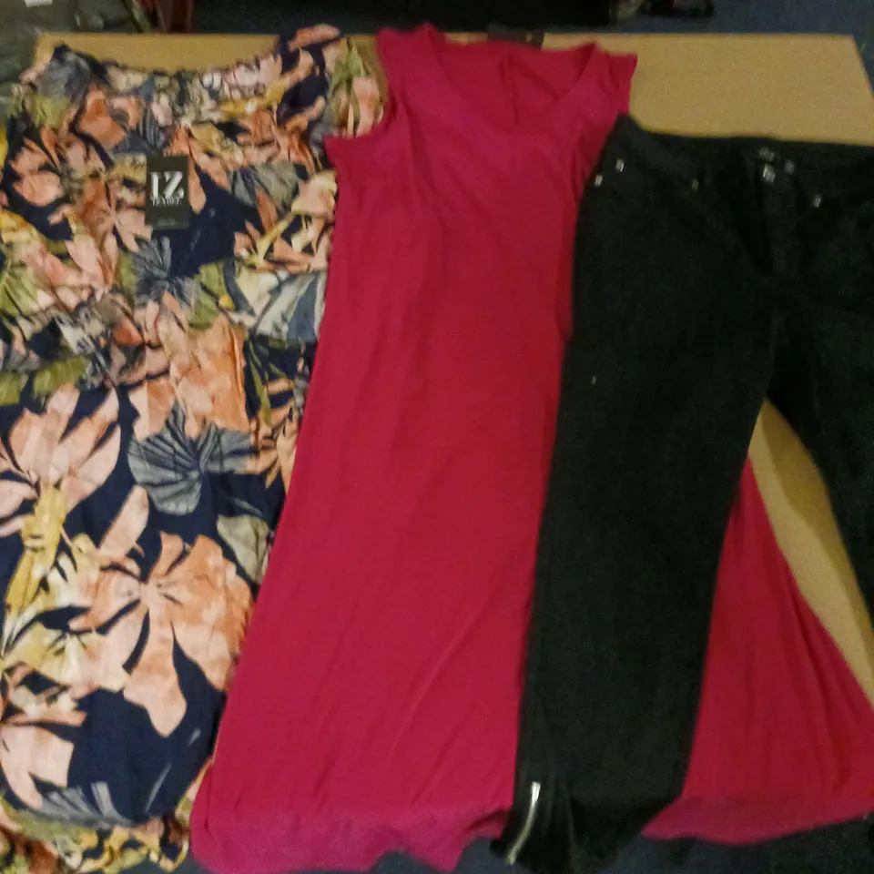 APPROXIMATELY 20 LADIES CLOTHING ITEMS TO INCLUDE JEANS, TOPS AND DRESSES