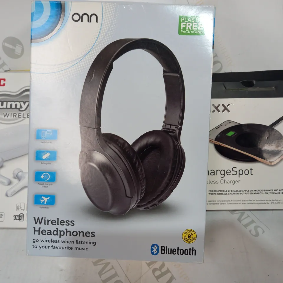 LOT OF APPROXIMATELY 20 ASSORTED HOUSEHOLD ITEMS TO INCLUDE JVC GUMY TRUE WIRELESS EARBUDS, ONN WIRELESS HEADPHONES, MIXX CHARGESPOT WIRELESS CHARGER, ETC