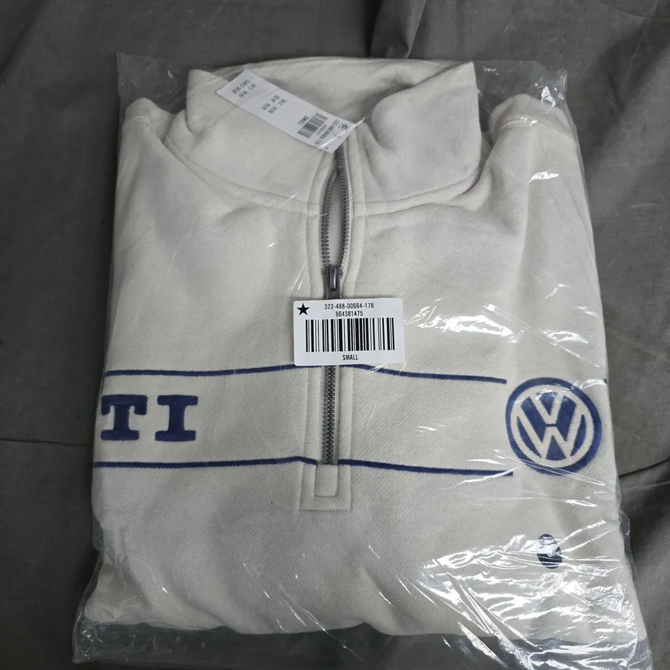 BAGGED HOLLISTER BOXY HALF-ZIP VOLKSWAGEN GRAPHIC SWEATSHIRT - SMALL