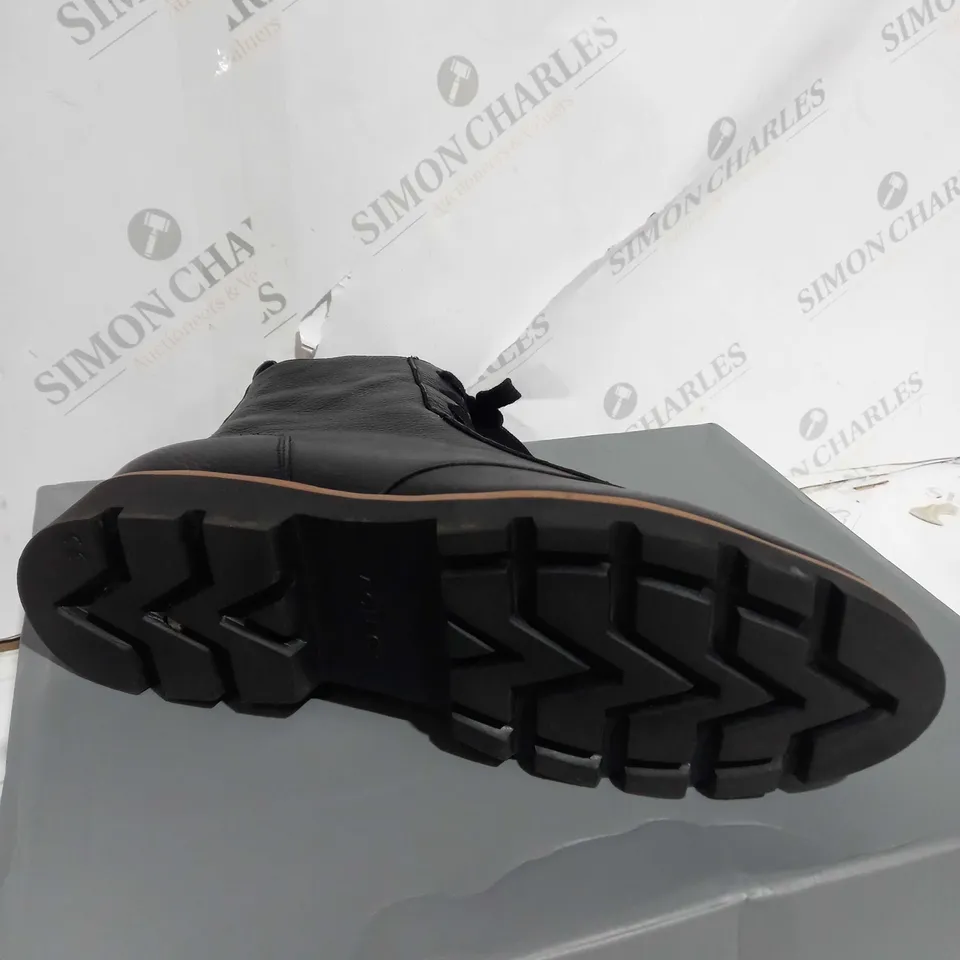 BOXED PAIR OF VIONIC LANI LACE BOOTS BLACK SIZE 7