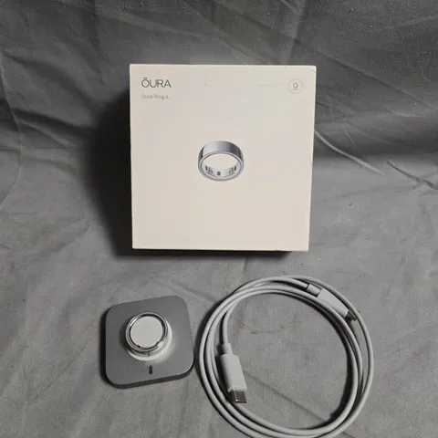 OURA RING 4 – SILVER TONE SMART RING WITH CHARGING DOCK