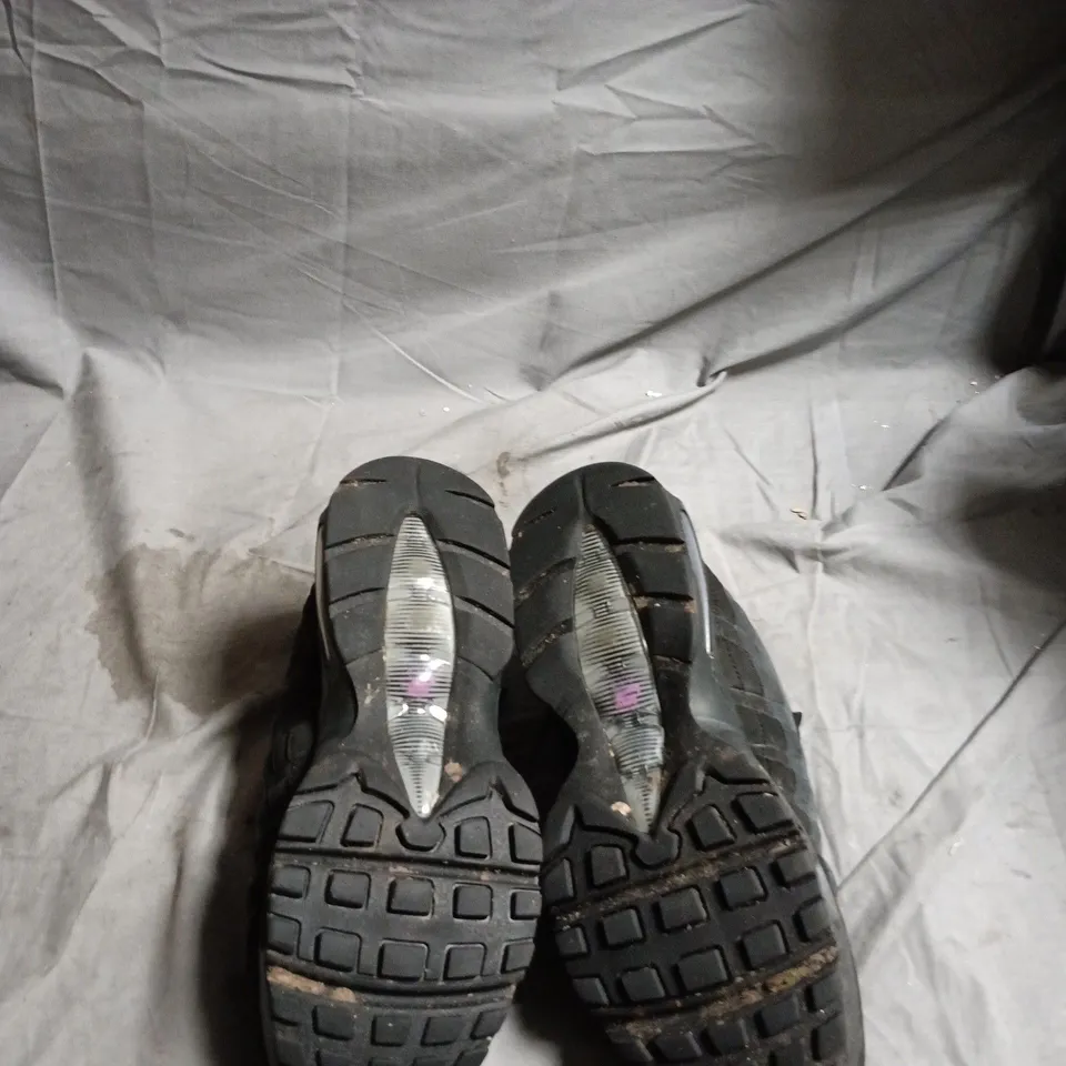 NIKE AIRMAX 95 – UK 10 (US 11) – BLACK/CHARCOAL (MEN'S) (VERIFY MODEL)