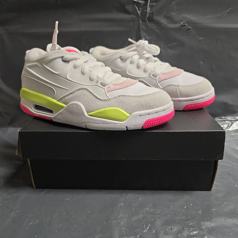 BOXED PAIR OF NIKE AIR JORDAN 4 RETRO KIDS SHOES IN WHITE/MULTI SIZE UK 4