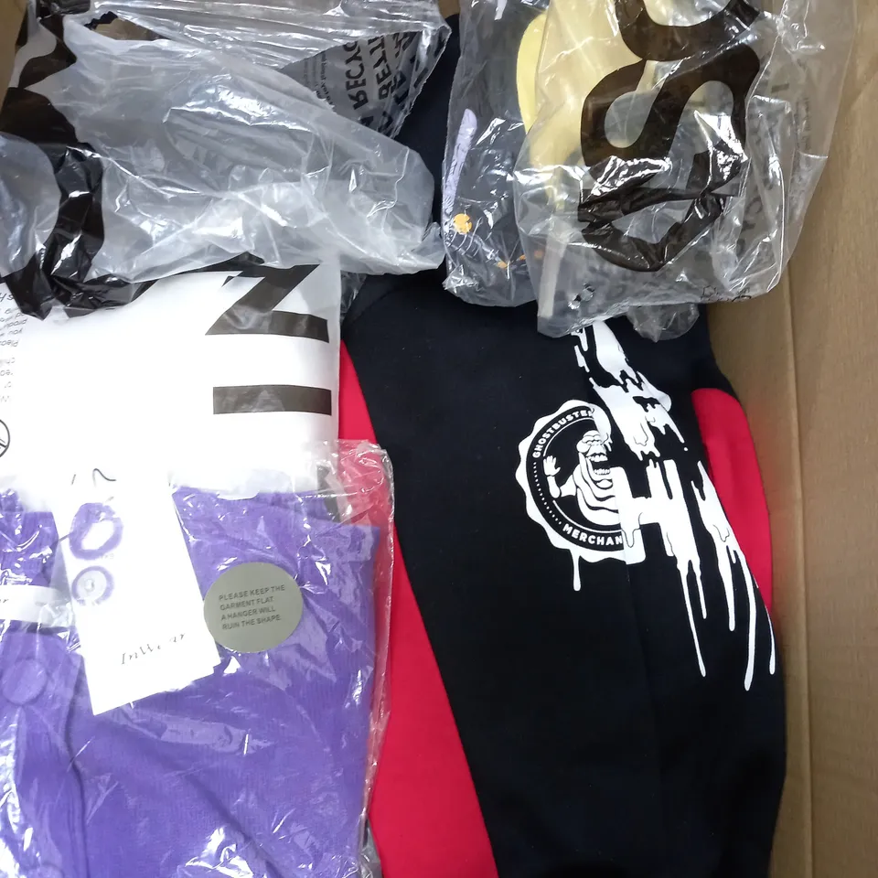 BOX OF APPROXIMATELY 22 ASSORTED CLOTHING ITEMS TO INCLUDE - WALLET , SHORTS , T-SHIRT ETC