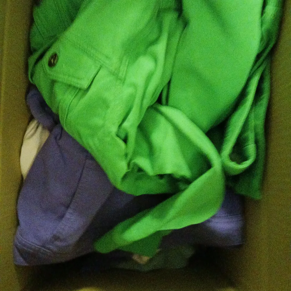 BOX OF APPROXIMATELY 10 ASSORTED CLOTHING AND FASHION ITEMS IN VARIOUS STYLES, SIZES, AND COLOURS / COLLECTION ONLY 