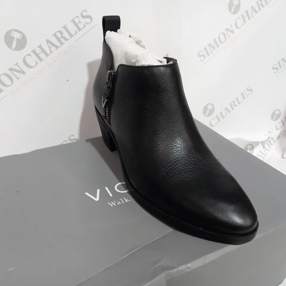 BOXED PAIR VIONIC "CECILY" ANKLE BOOTS IN BLACK, UK SIZE 4.5