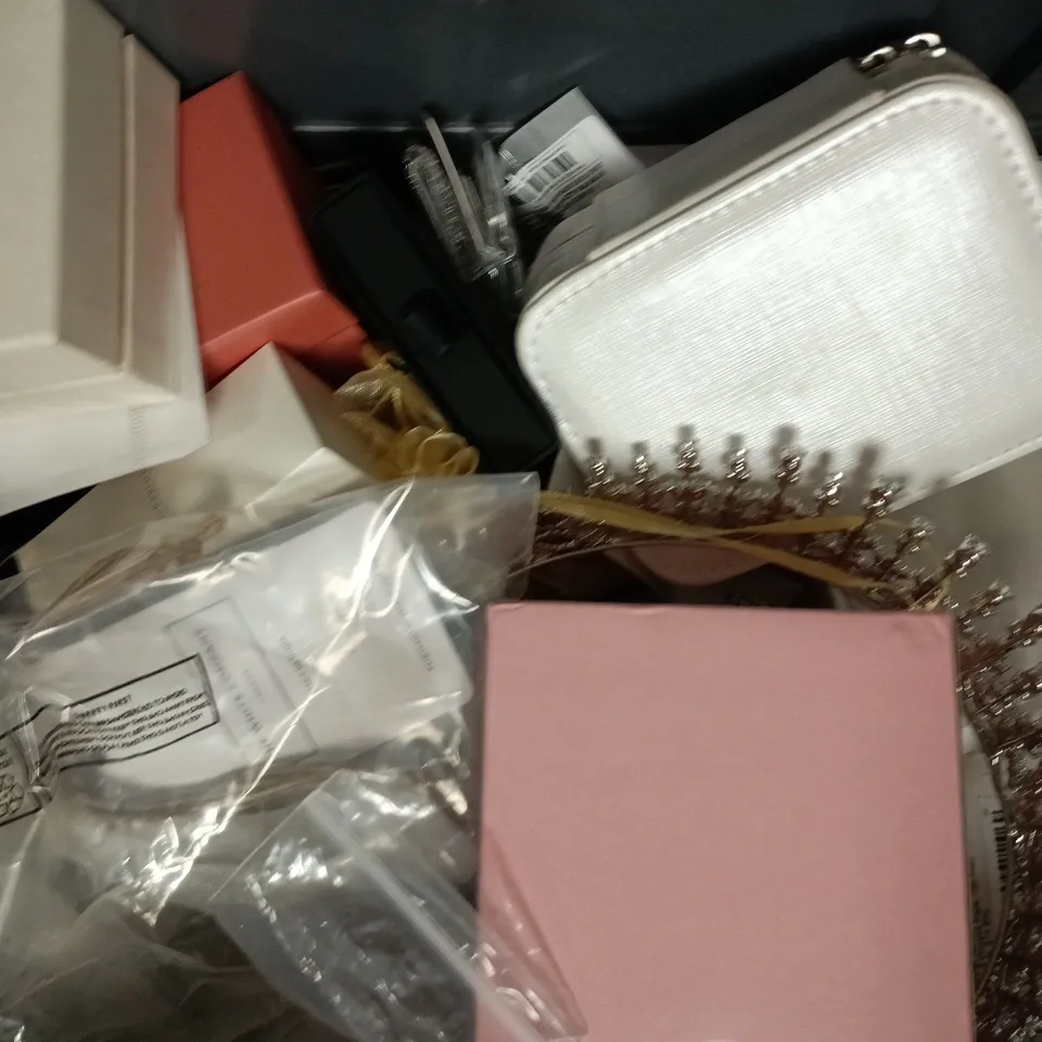 APPROXIMATELY 15 ASSORTED JEWELLERY ITEMS IN VARIOUS STYLES