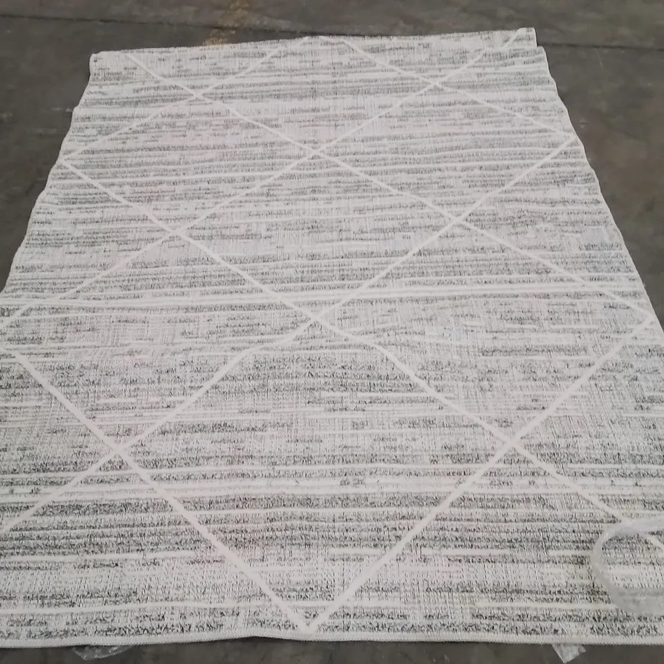QUALITY DESIGNER AREA RUG - APPROXIMATELY 210X150CM