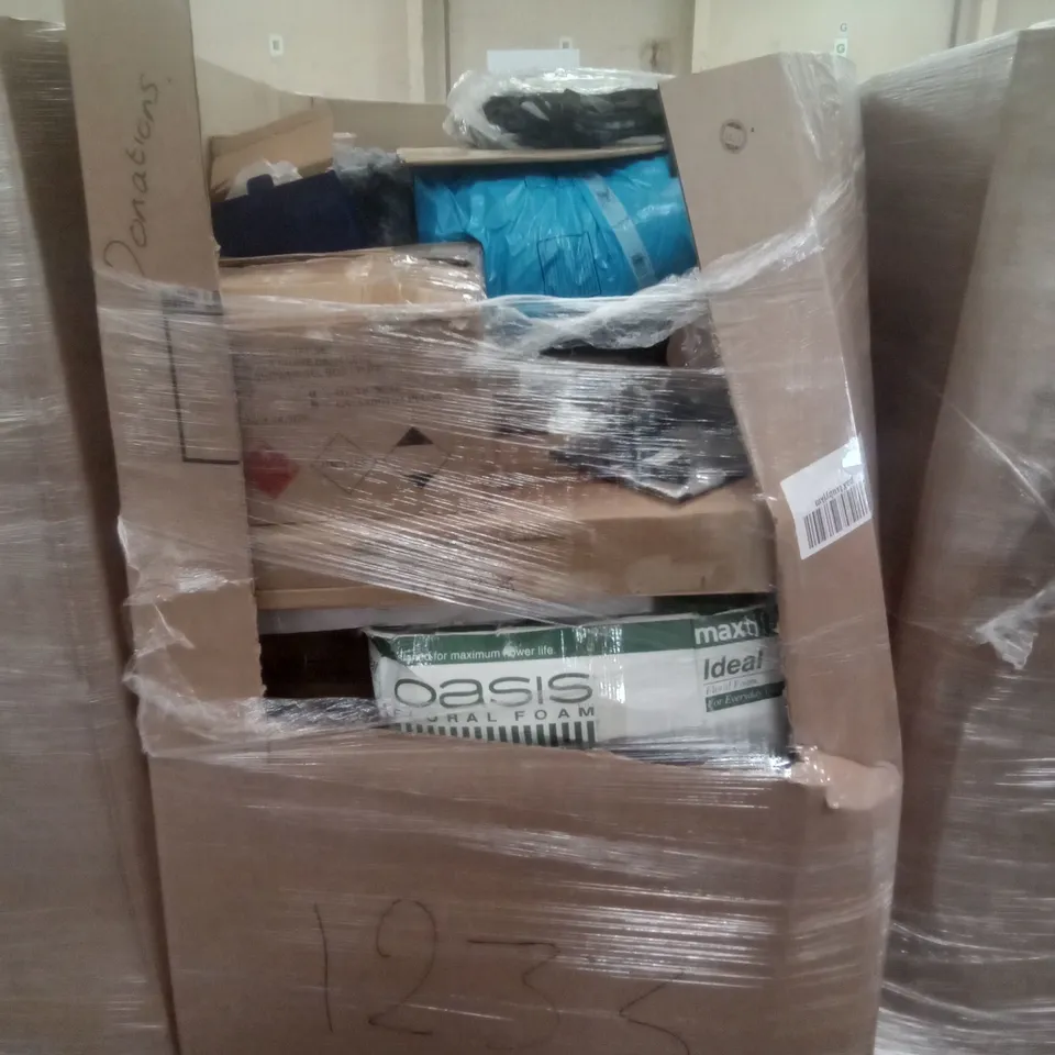 PALLET OF ASSORTED ITEMS INCLUDING SILENTNIGHT COOLER TOUCH PILLOW,  AIR FRYER PAPER LINERS, TRAVEL MAP WITH PINS, TIMBER RIDGE DIRECTORS CHAIR, PHONE CASES 