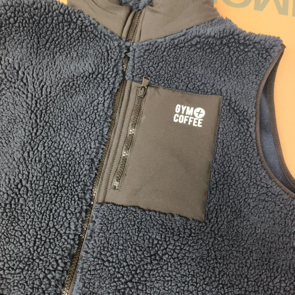 GYM+COFFEE SHERPA GILET - SIZE M