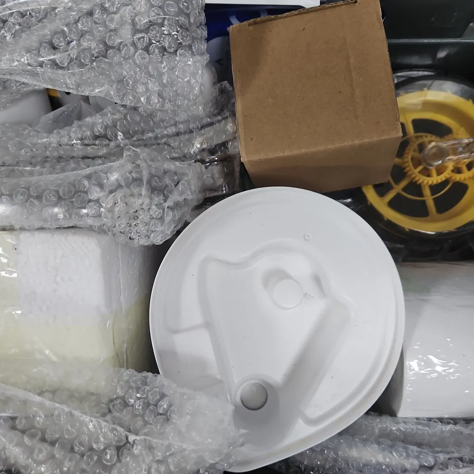APPROXIMATELY 10 ASSORTED HOUSEHOLD ITEMS TO INCLUDE POCKET SCALE, ETC