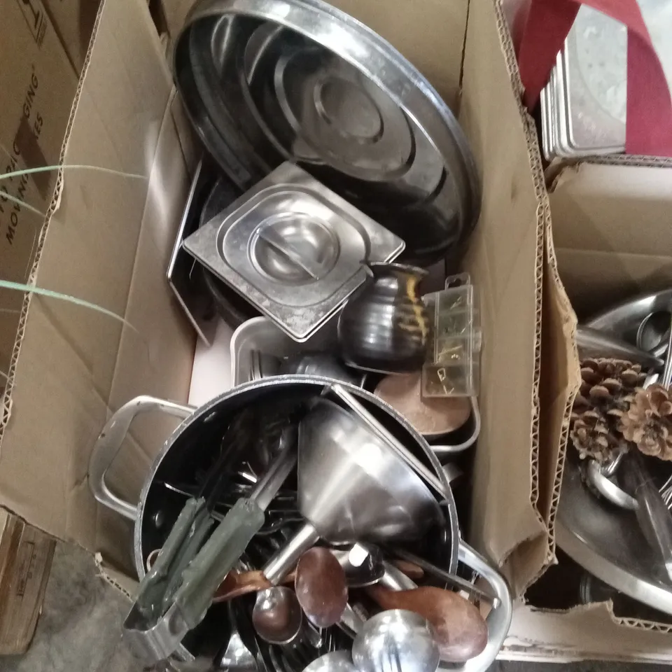 PALLET OF ASSORTED CATERING SUPPLIES AND RESTERAUNT DECOR ITEMS