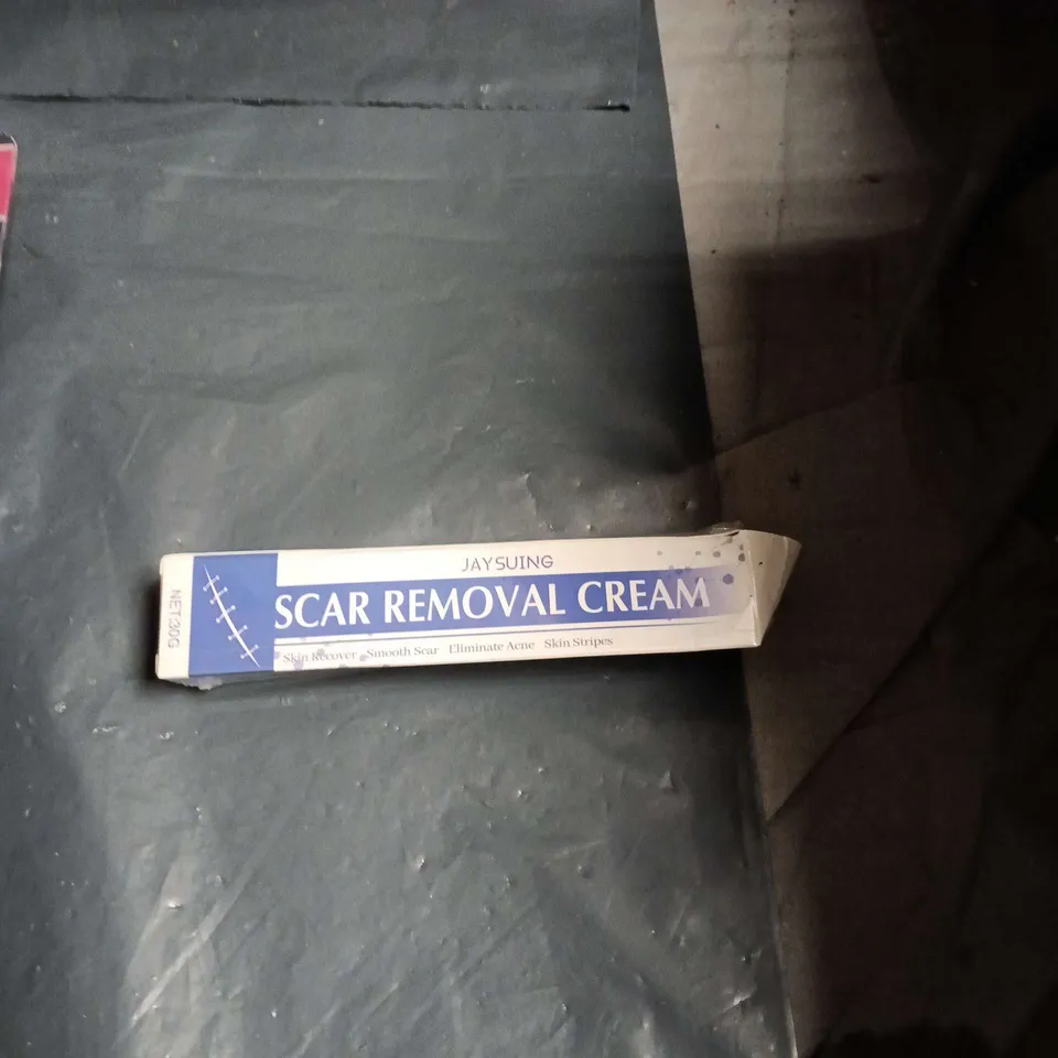 APPROXIMATELY 20  ASSORTED HEALTH AND BEAUTY ITEMS INCLUDING HOEGOA  ACID SHAMPOO , ORAL B TOOTHBRUSH HEADS AND SCAR REMOVAL CREAM 