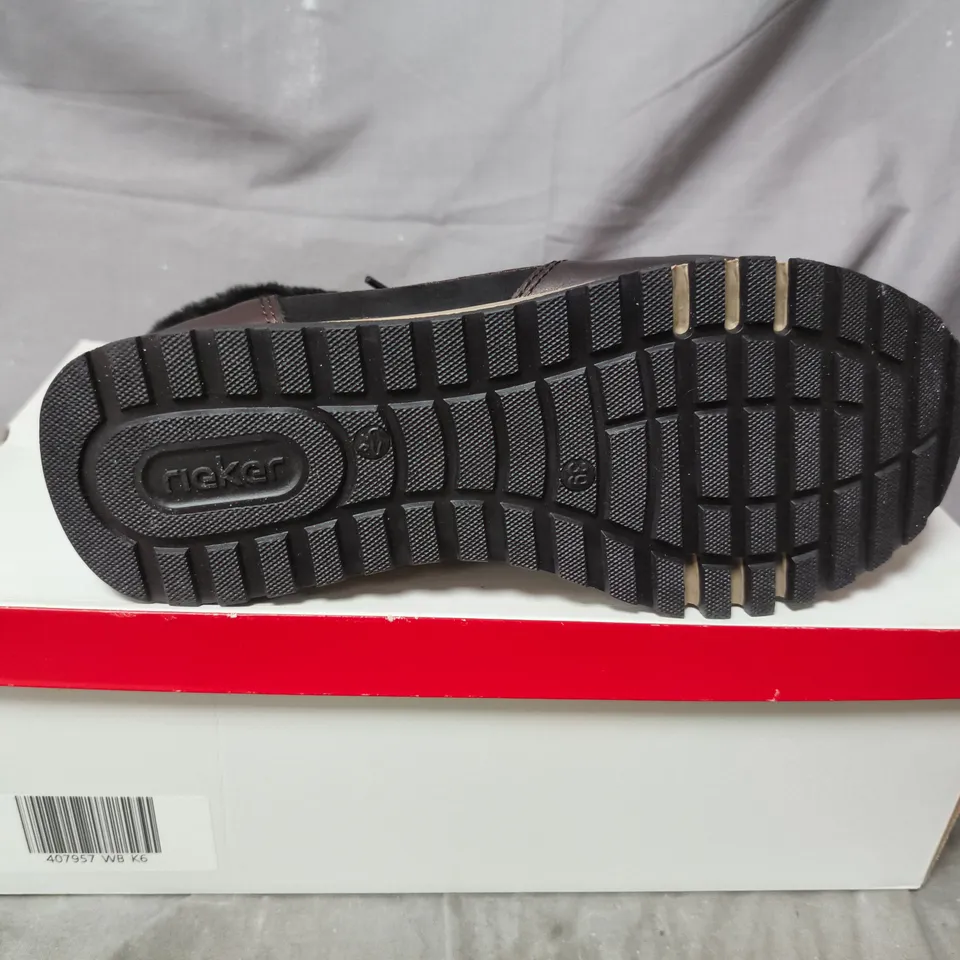 BOXED PAIR OF RIEKER WOMEN’S BROWN LEATHER & SUEDE BOOTS - SIZE 39