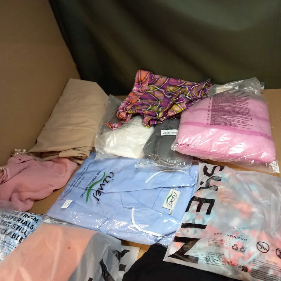 LOT OF APPROX 20 ASSORTED CLOTHING ITEMS TO INCLUDE JUMPERS, SOCKS AND T-SHIRTS